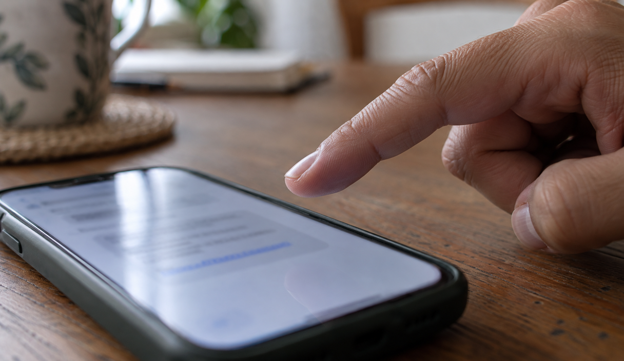 Dedo permanece afastado de um link recebido por mensagem no celular